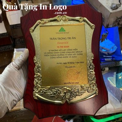 Bảng vinh danh in logo quà tặng