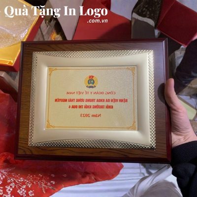 Bảng vinh danh in logo quà tặng